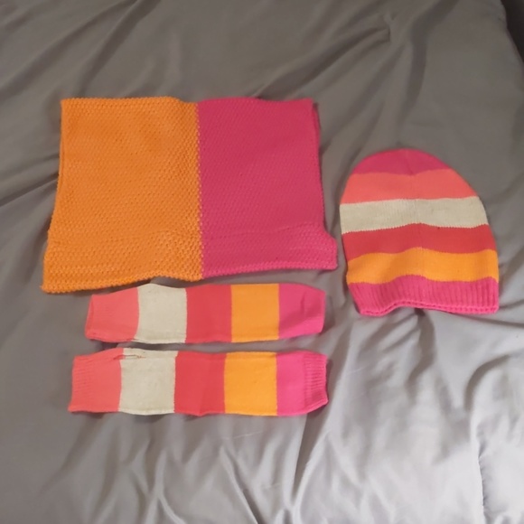 Accessories - Cowl/Scarf, hat, glove set